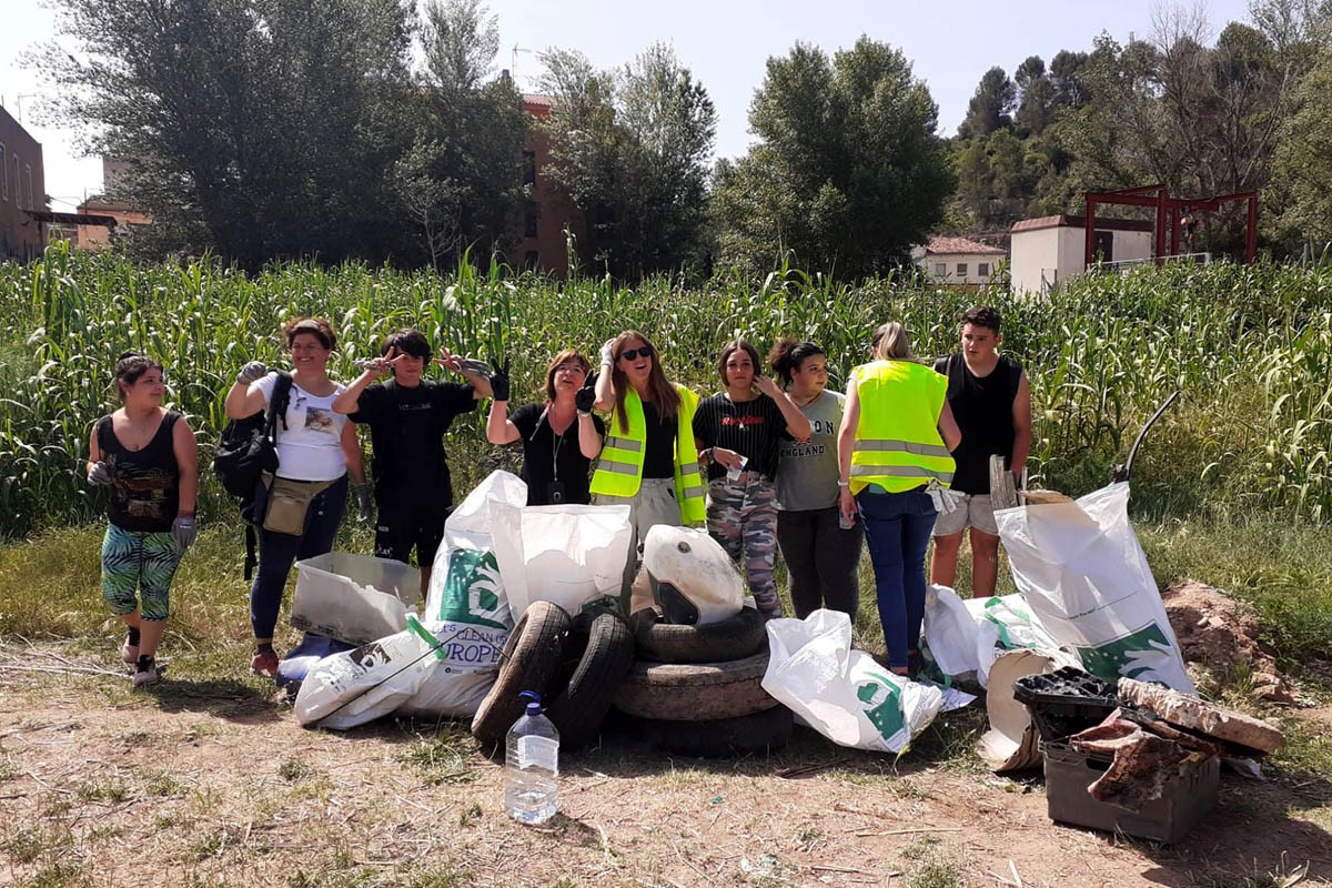 Alguns dels alumnes i voluntaris amb residus extrets de la llera del Llobregat