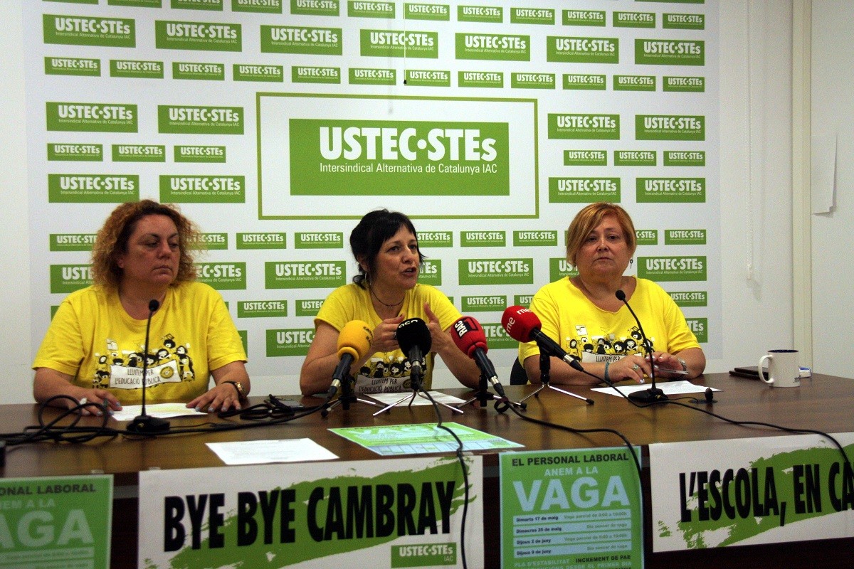 La coordinadora del personal laboral d'USTEC-STEs, Anais López; la portaveu del sindicat, Iolanda Segura, i la delegada de personal laboral Lídia Utrilla