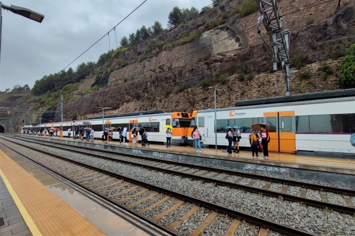 Prop de setanta passatgers han estat mitja hora esperant-se a l'estació de Castellbell i el Vilar
