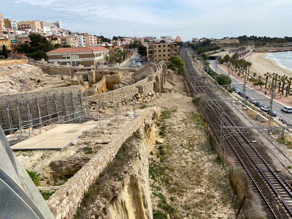 L'amfiteatre romà, a Tarragona, al costat de les vies.