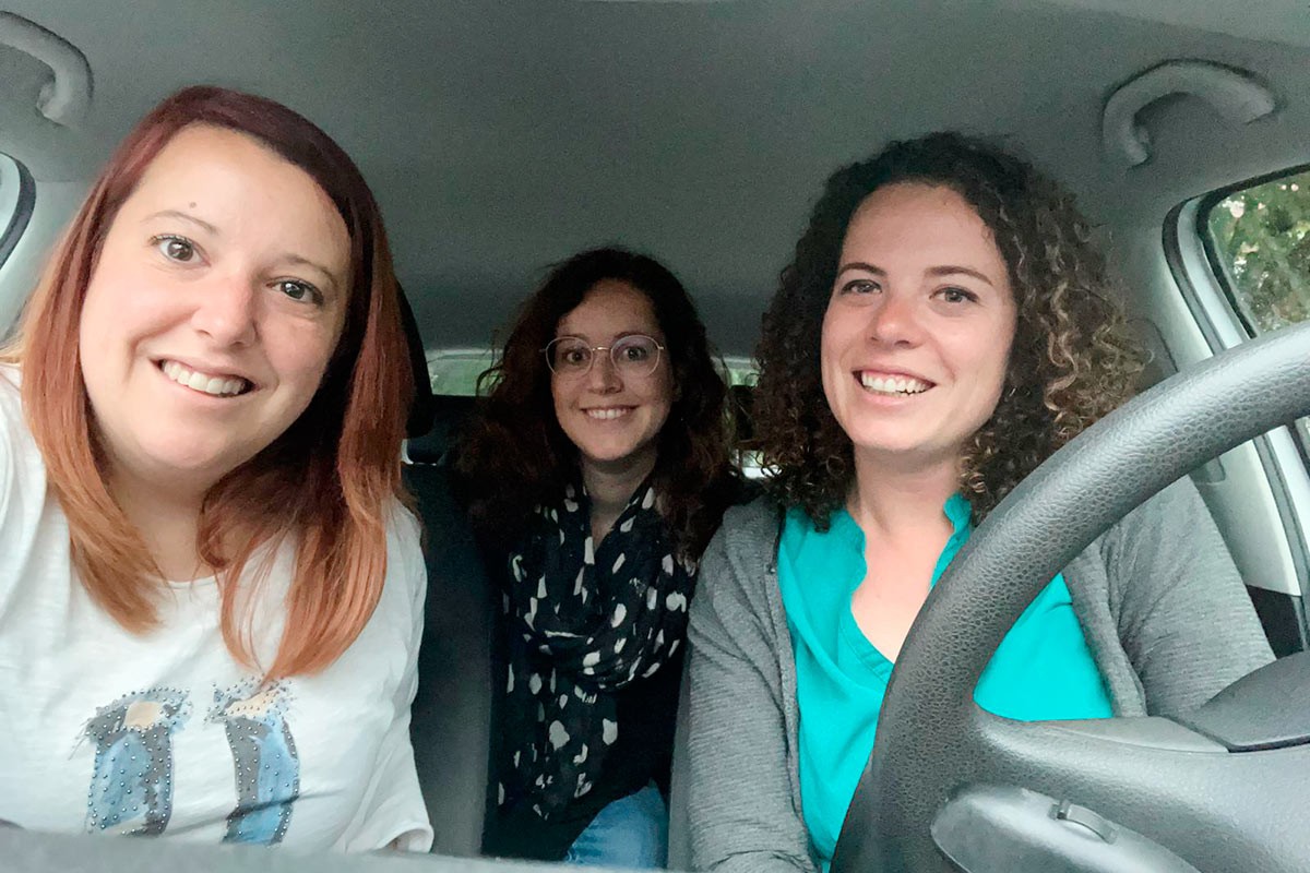 Laia Capdevila, amb dues companyes amb les que comparteix cotxe per anar a Barcelona