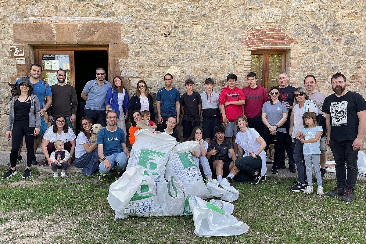 Voluntaris de Viladrau participant en la campanya «Let's Clean Up Europe»