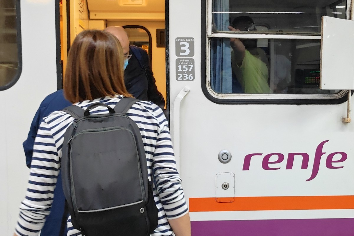 Una noia s'espera per pujar a tren cap a Reus, a l'estació de Sants, a Barcelona 
