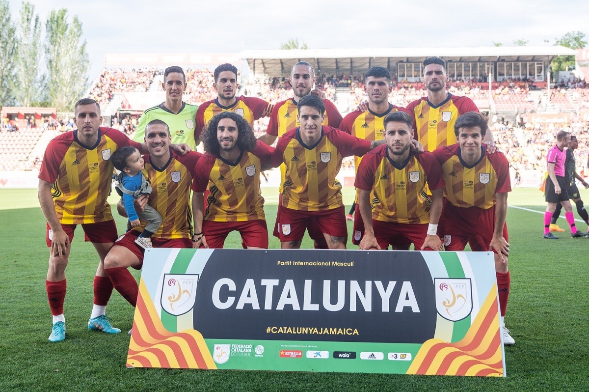 Els jugadors de la selecció catalana, abans del partit contra Jamaica