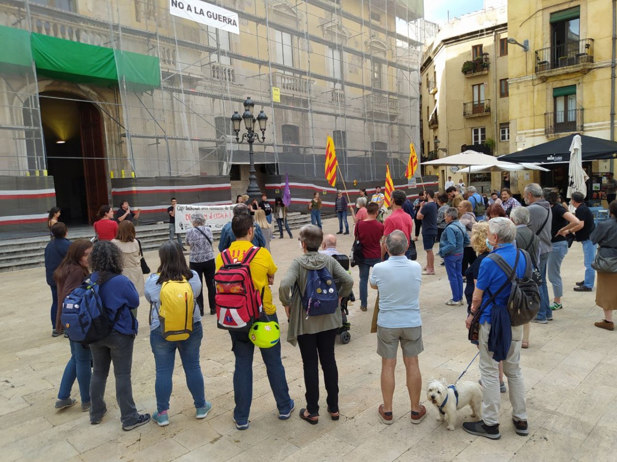 Mig centenar de persones s'han concentrat aquest dimecres al vespre a la plaça de la Font de Tarragona.