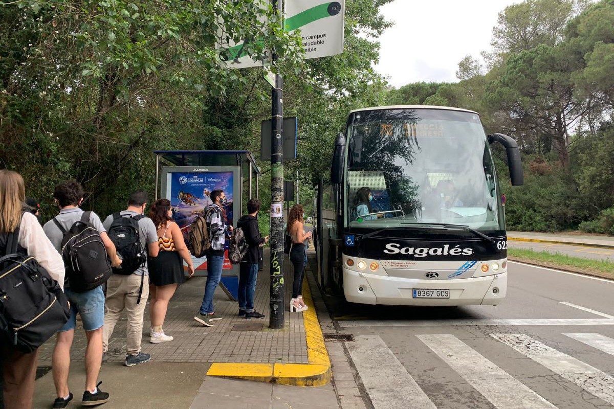 Estudiants manresans agafant l'autobús a Bellaterra