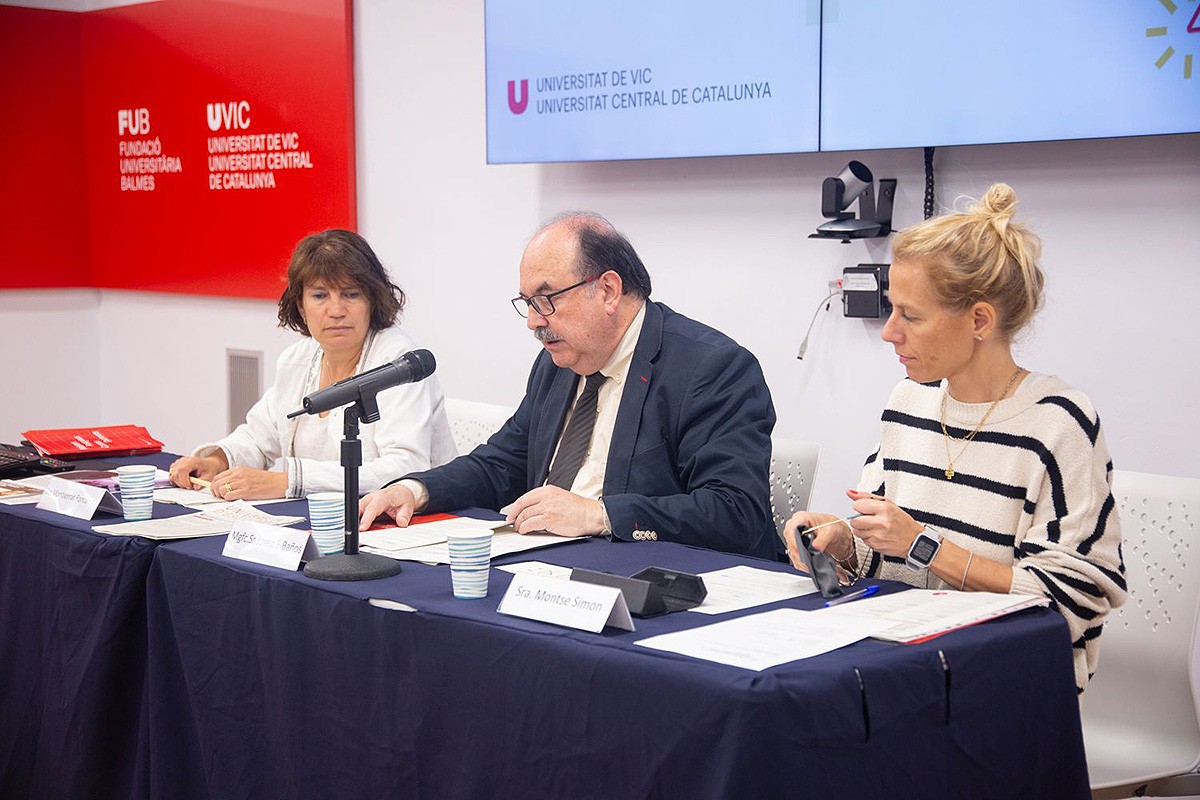 Montserrat Fontarnau, Josep Eladi Baños i Montse Simon, durant la roda de premsa de presentació de la XXVII Universitat d'Estiu.