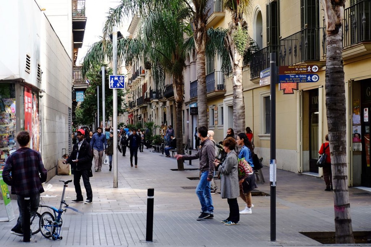 Veïns i turistes passejant per Barcelona