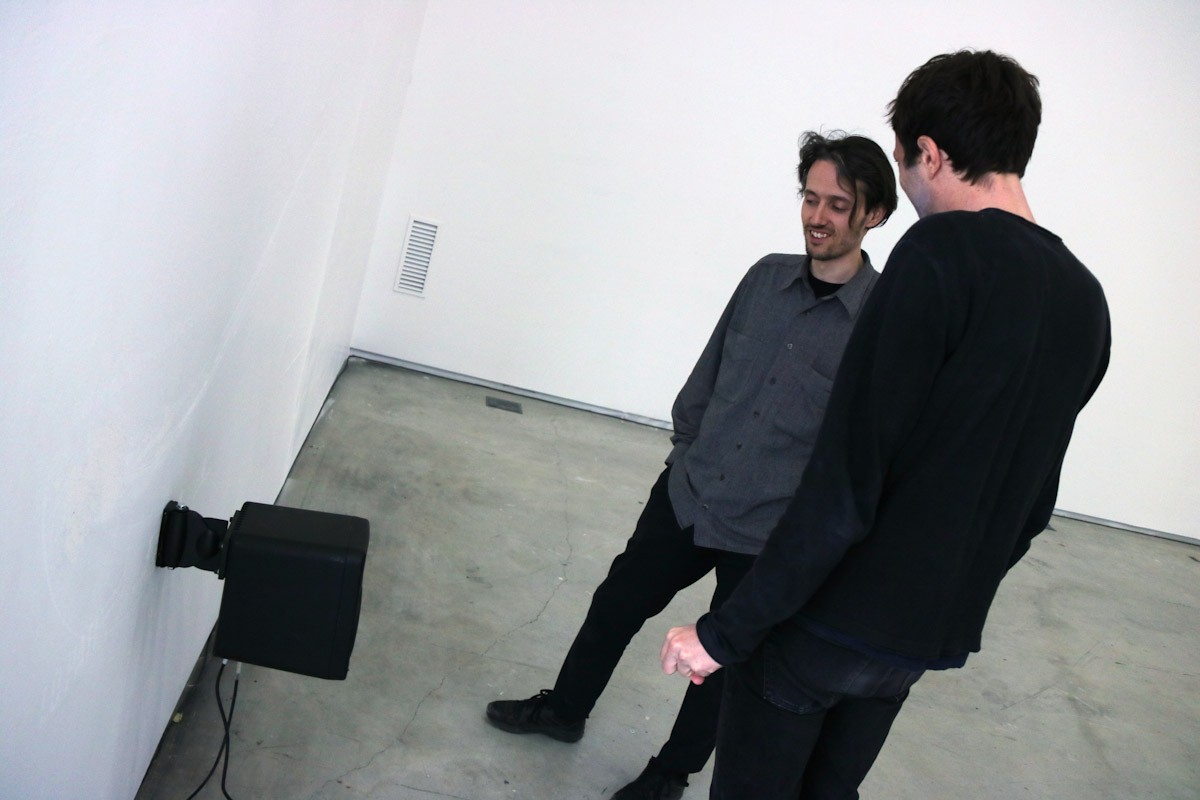 Rubén Grilo i Robert M. Ochshorn, d'esquena, davant d'un dels altaveus instal·lats a l'interior de lo Pati d'Amposta  