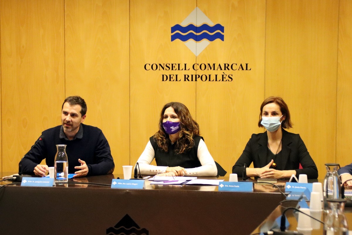 D'esquerre a dreta: Joaquim Colomer, president del Consell Comarcal; Laura Vilagrà, consellera de presidència; i Anna Caula, secretària general de l'Esport