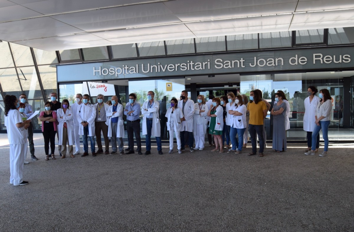 Treballadors de l'Hospital Universitari Sant Joan de Reus en la concentració aquest dilluns al matí