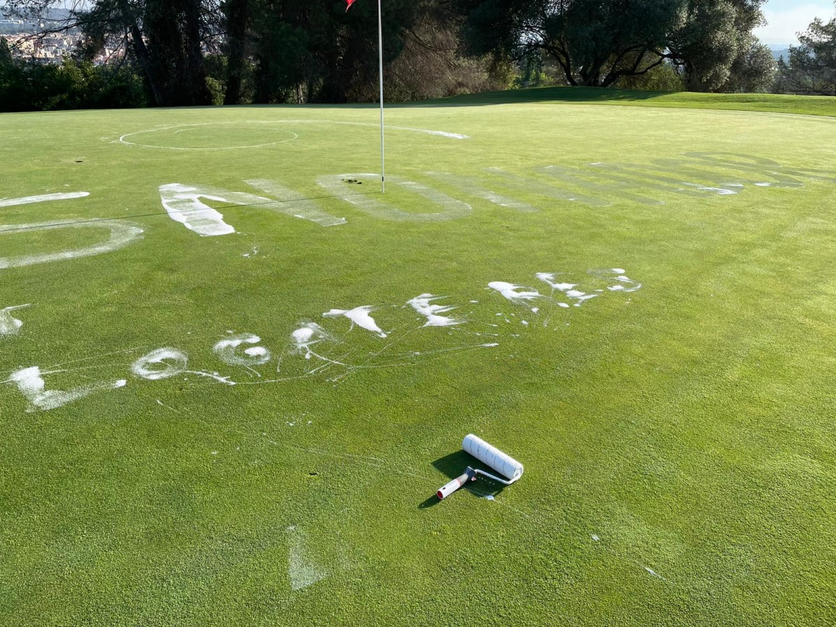 Imatge de l'acció de protesta contra el Club de Golf Sant Cugat