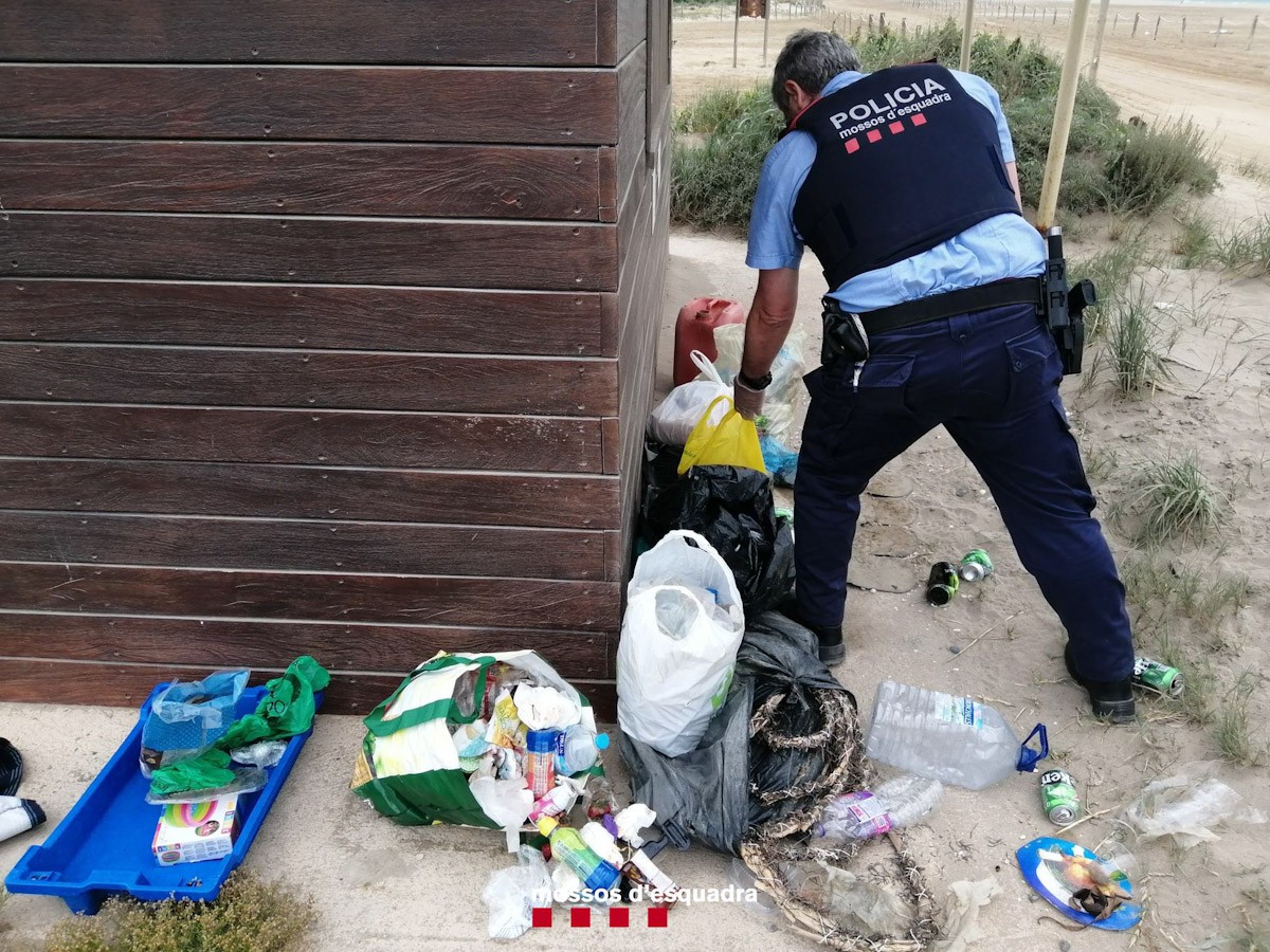 Escombraries trobades a la Barra del Trabucador pels agents dels Mossos d'Esquadra 