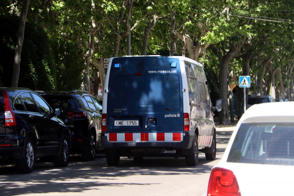 Una furgoneta dels Mossos s'endú el presumpte violador dels jutjats