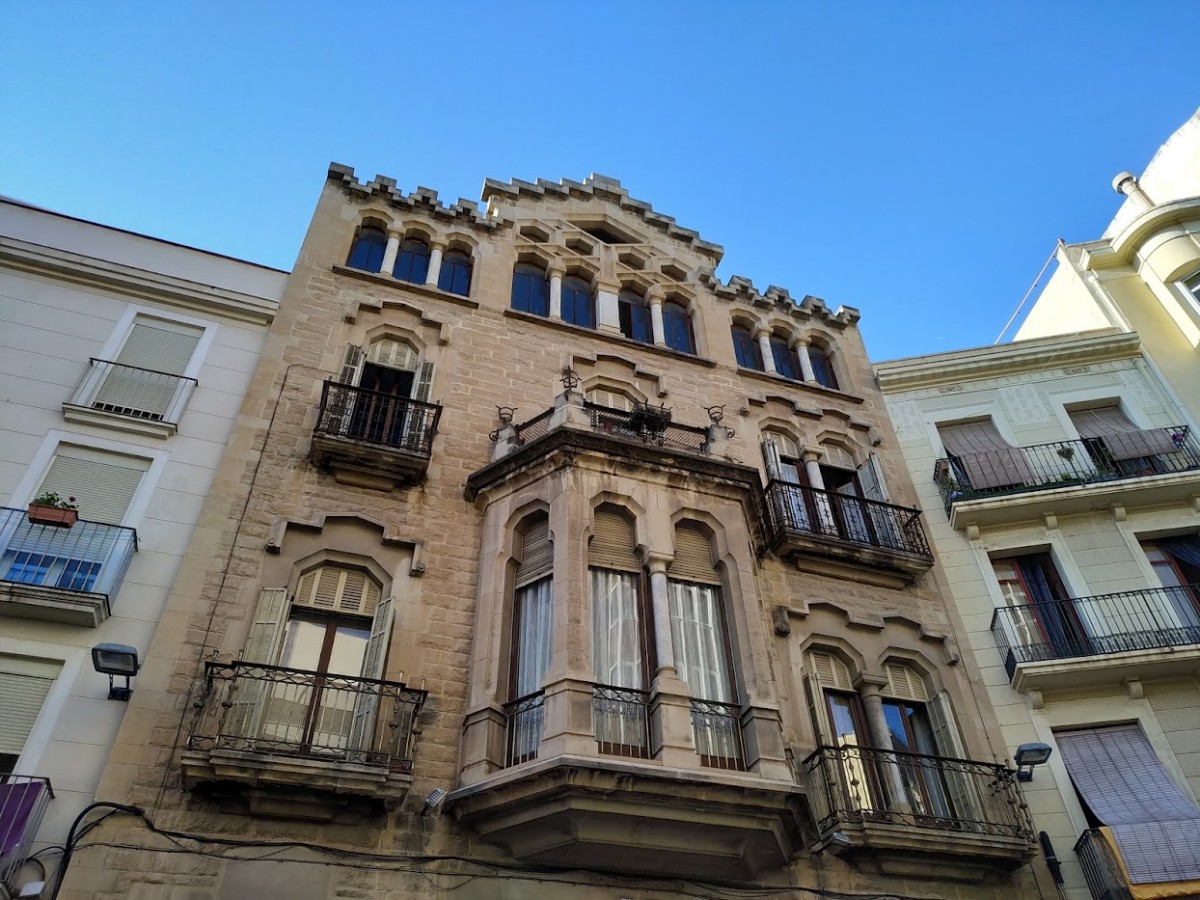 Detall de la façana de Cal Serra