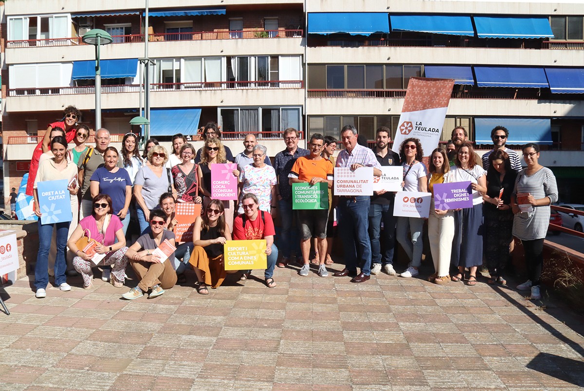 Imatge dels representants de les entitats que impulsen la Comunalitat Urbana de Tarragona.