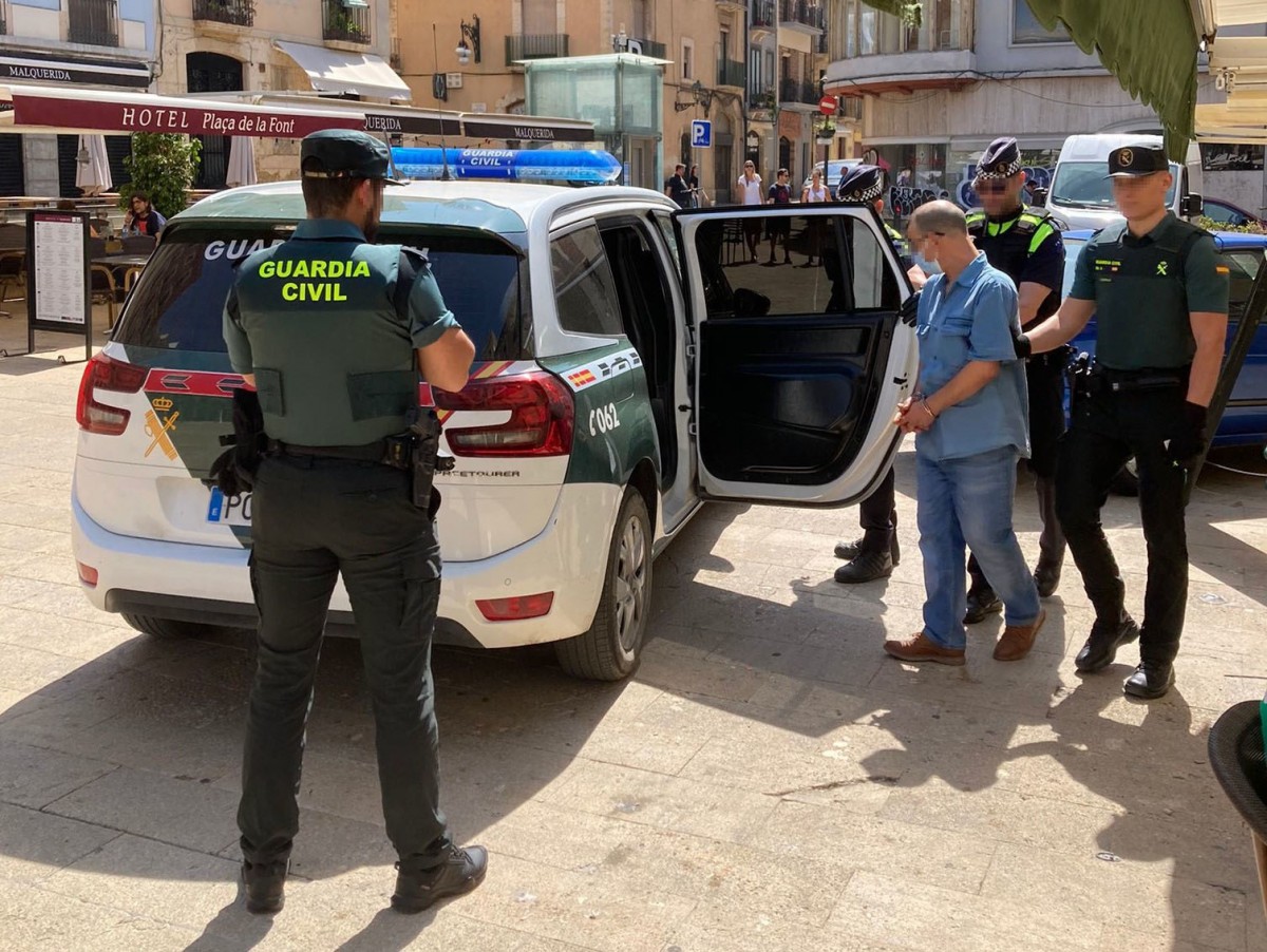 El moment de la detenció, a la plaça de la Font de Tarragona.