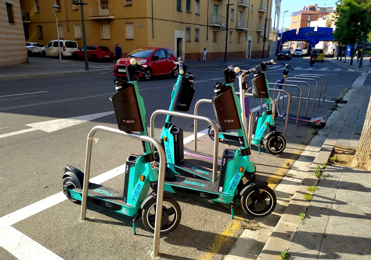 Patinets elèctrics de Tier Mobility, al carrer Pere Martell de Tarragona.