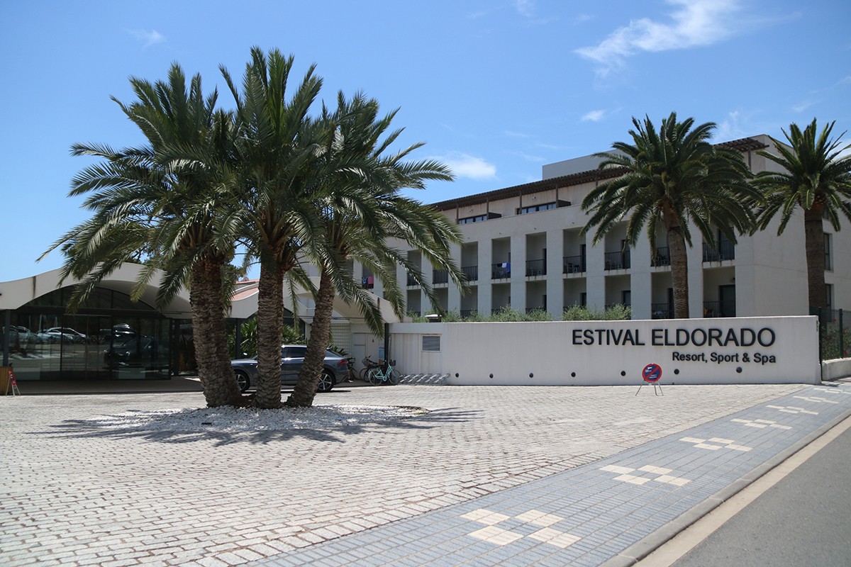 L'hotel El Dorado de Cambrils, on els Mossos d'Esquadra van detenir un menor que va agredir un empleat de l'hotel i arrencar-li els dos ulls. 