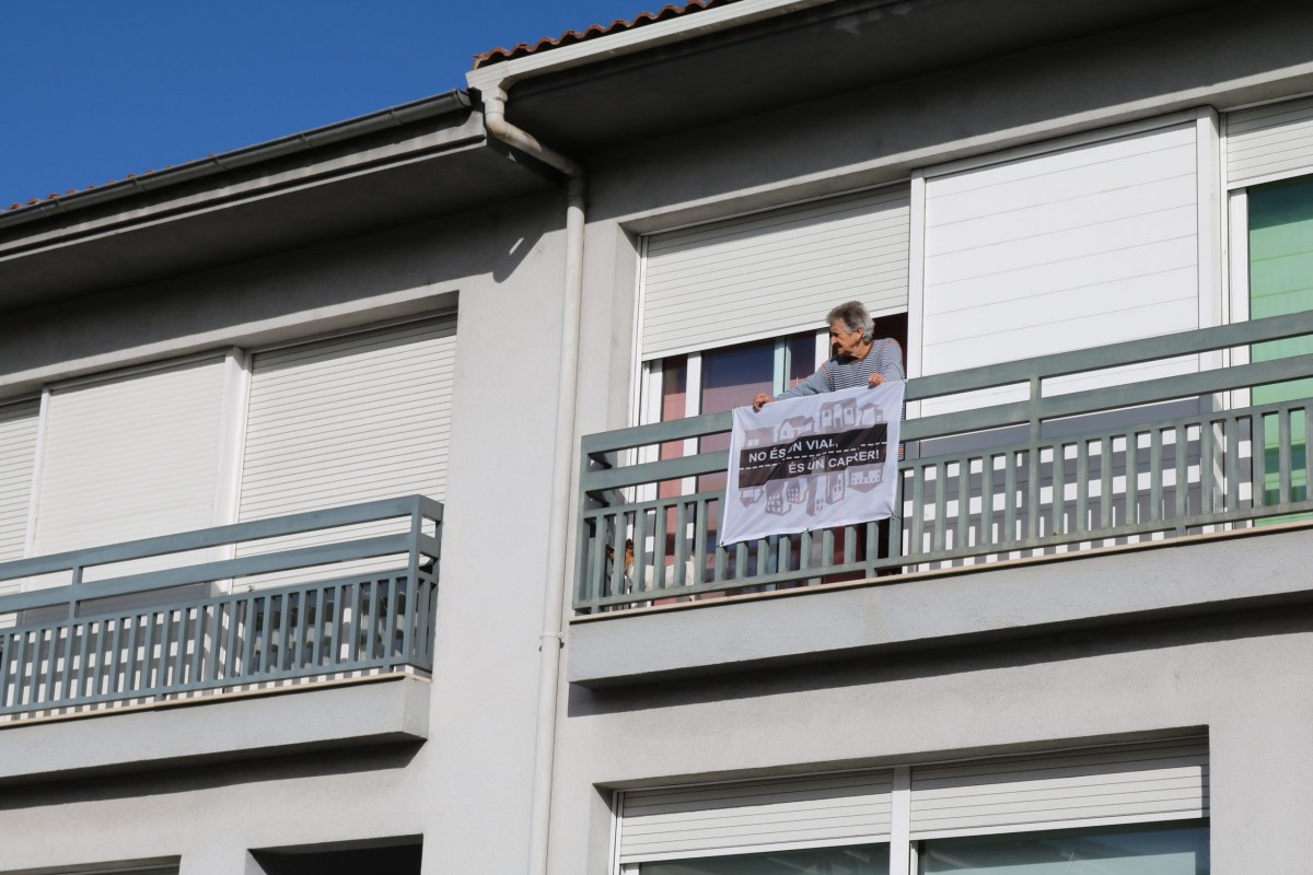 Una veïna de l'avinguda Sant Jordi d'Olot amb una pancarta de 'No és un vial'