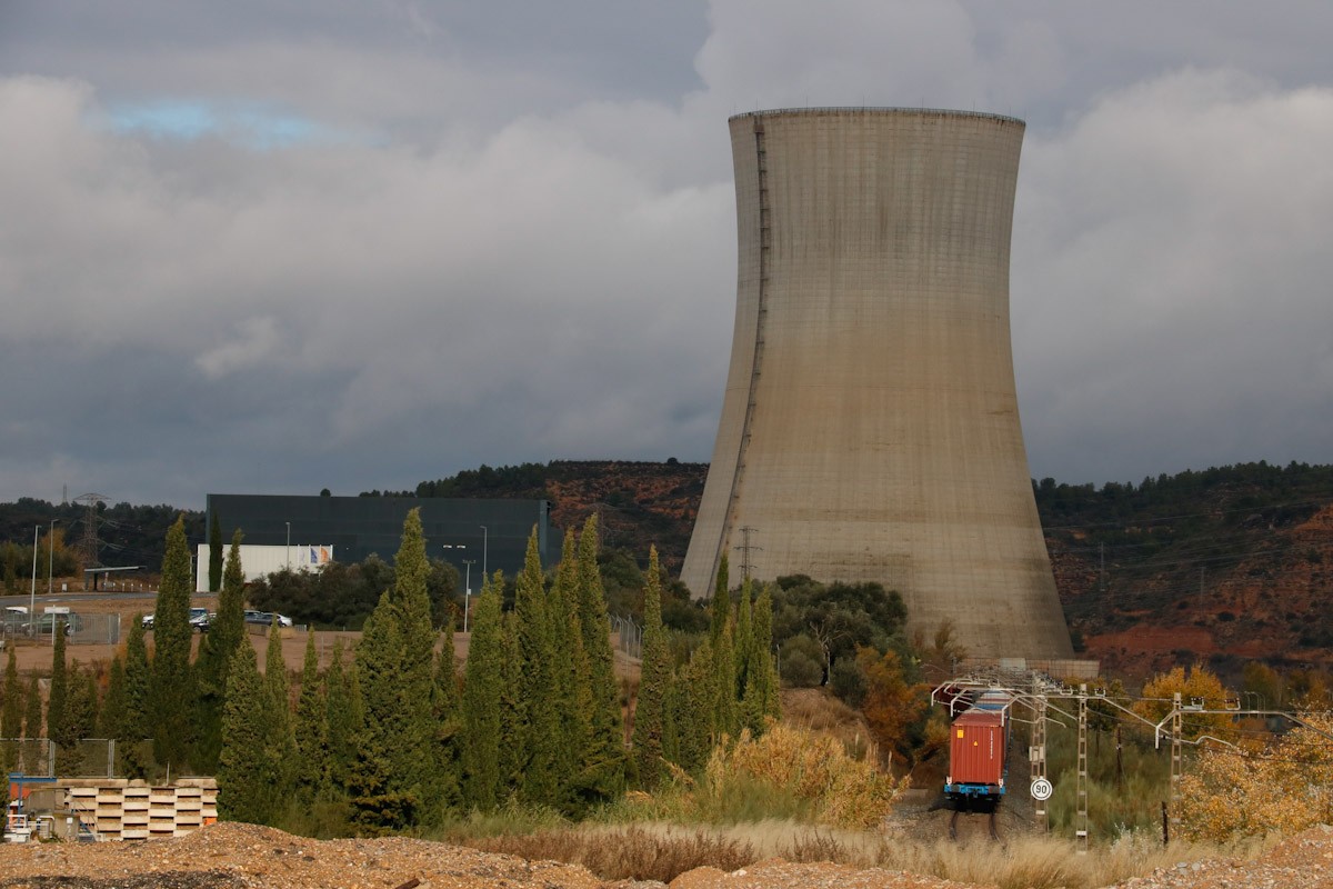 Pla general de la central nuclear d'Ascó, a la Ribera d'Ebre, i d'un tren de mercaderies passant per la via. 
