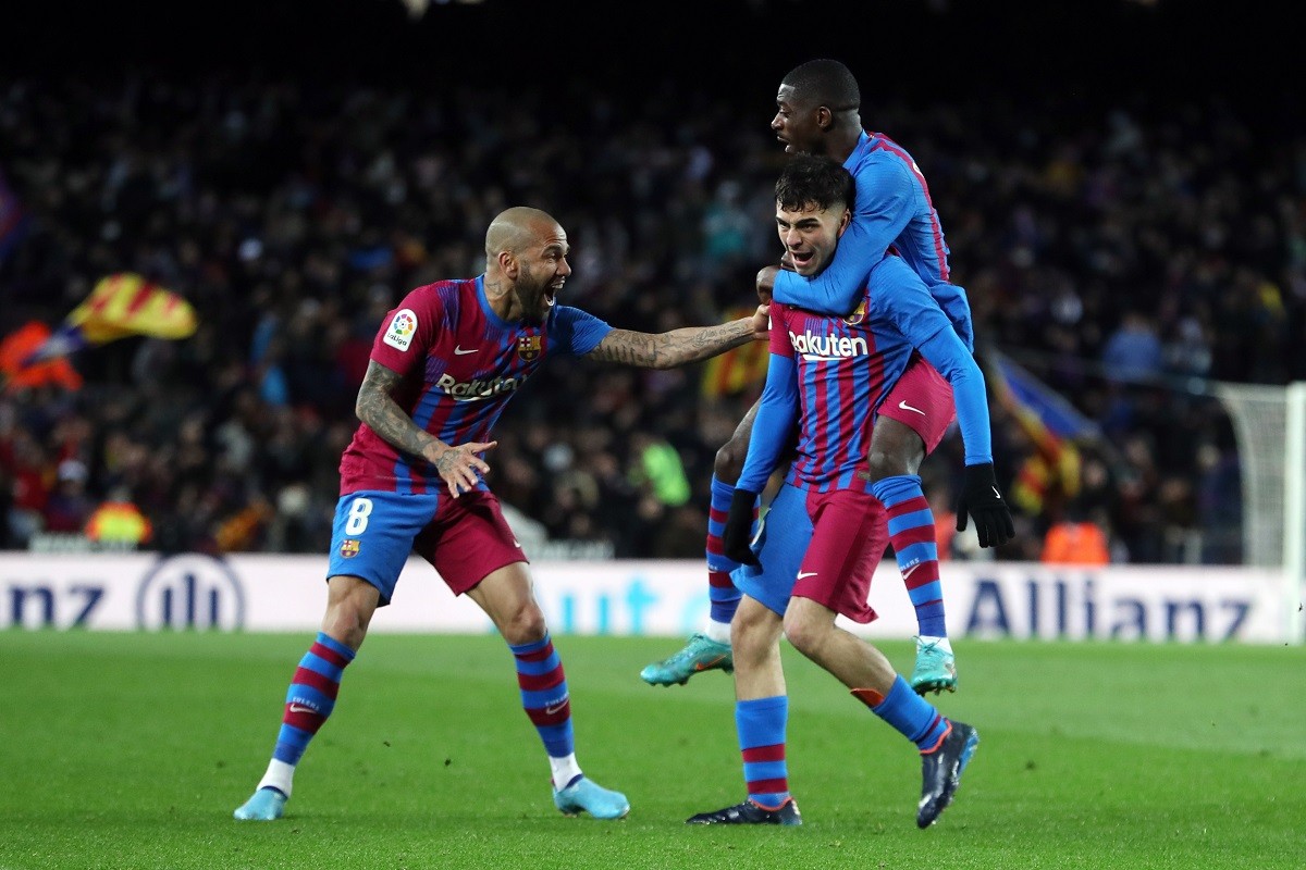 Pedri, celebrant el gol contra el Sevilla amb Alves i Dembélé
