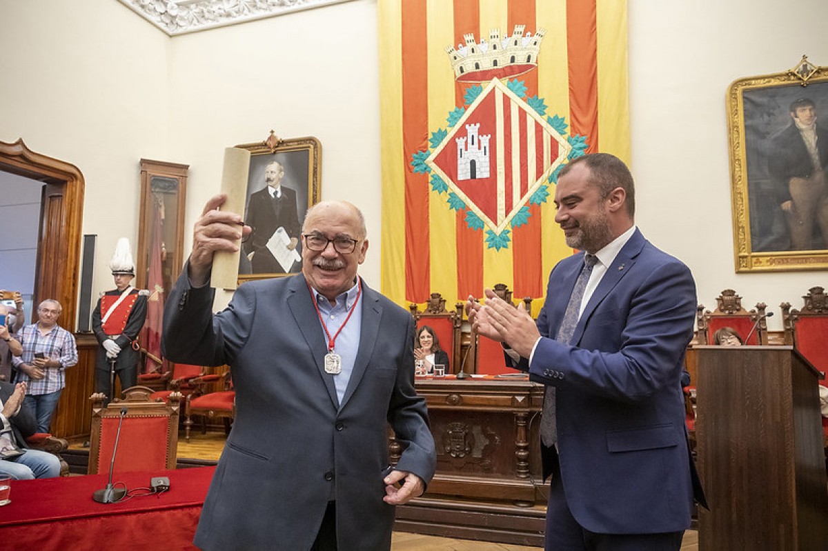 Enric Cama i Colomés amb la medalla d'honor de Terrassa. 