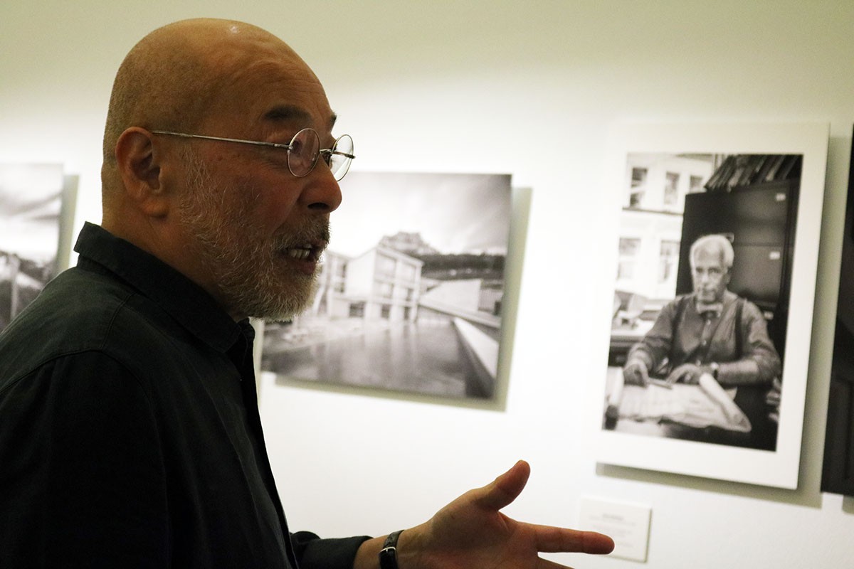 El fotògraf Hisao Suzuki explicant la seva primera mostra en solitari 