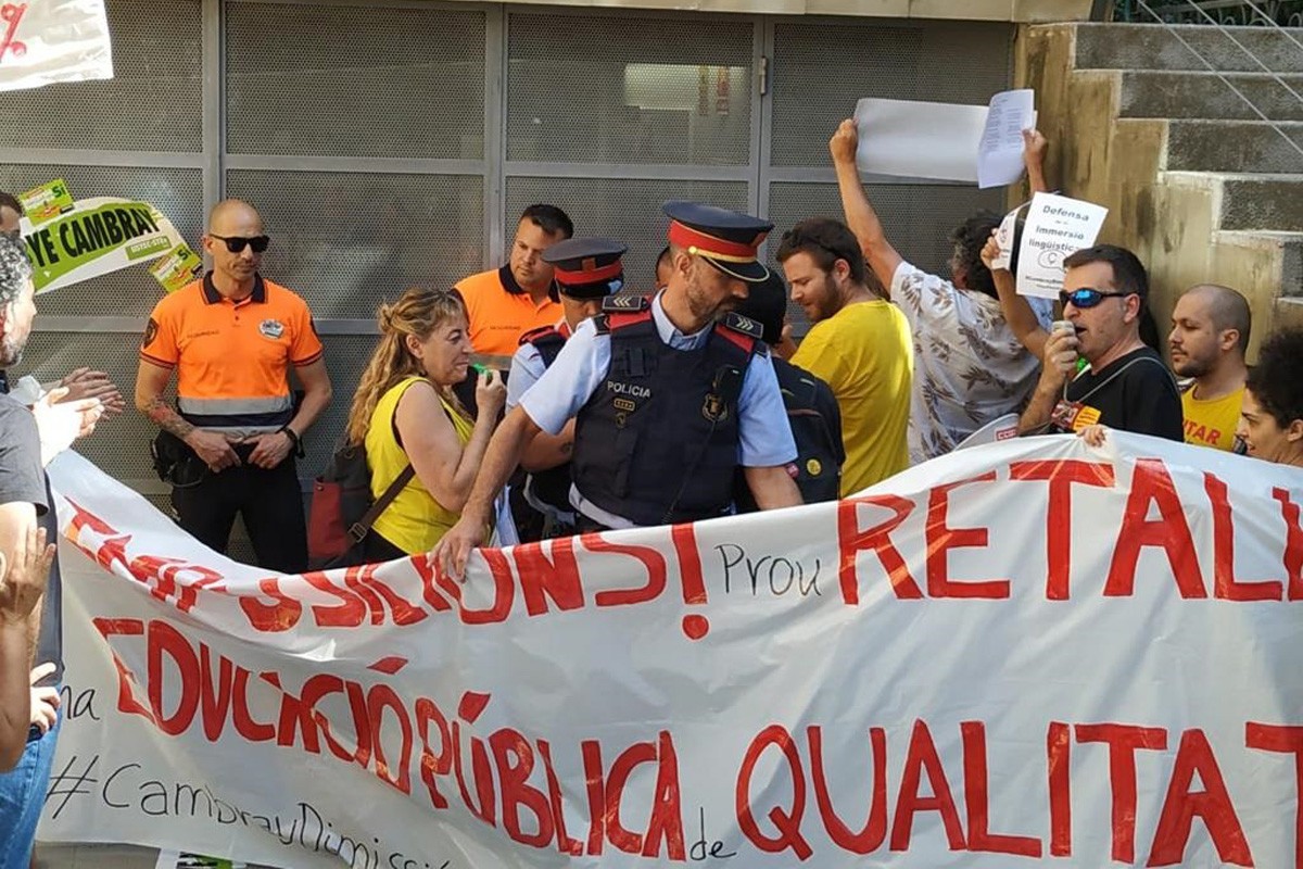 Manifestants i mossos a l'exterior del Casino de Manresa