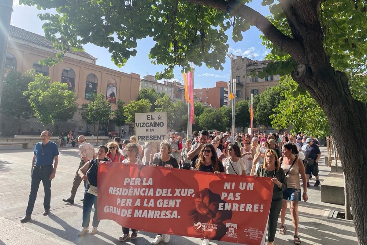 La manifestació per la residència pública de gent gran al seu pas per la plaça Sant Domènec