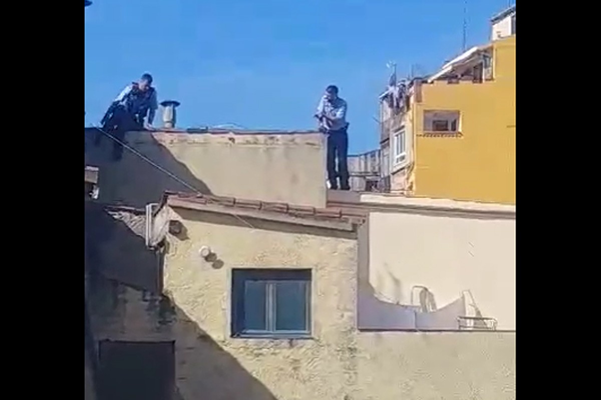Els mossos intentant accedir a l'habitatge des de la teulada
