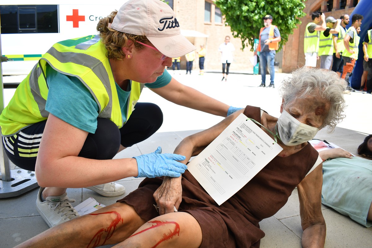 Una alumna d'emergències atén una dona ferida durant el simulacre d'UManresa