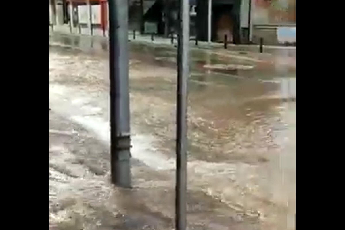 Fuita d'aigua a la carretera de Cardona de Manresa