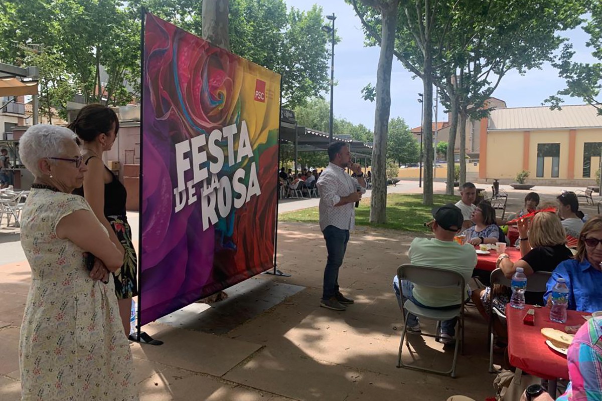 El candidat del PSC a l'alcaldia de Llinars del Vallès durant la Festa de la Rosa 2022
