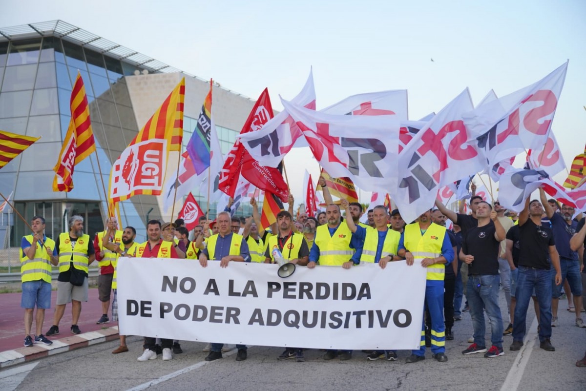 Treballadors de BASF, manifestant-se.