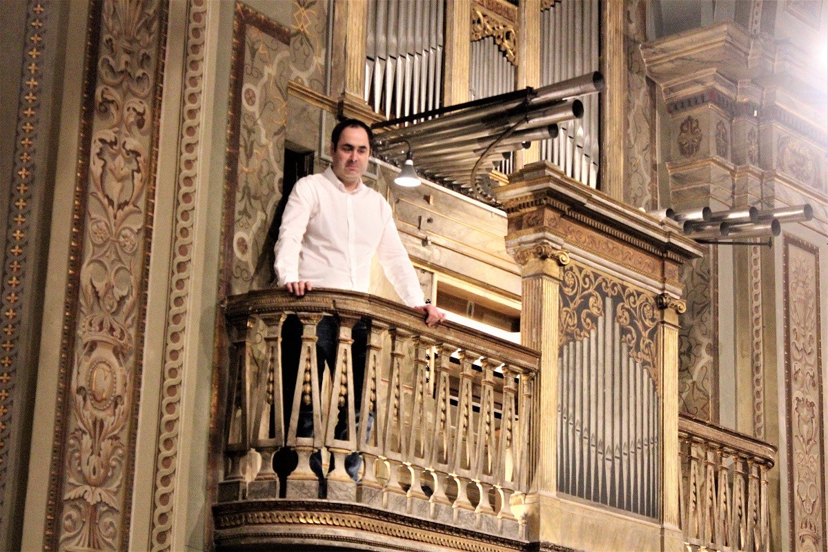 L'organista Jordi Xandri, al final del concert, des de l'orgue del Claustre saludant al públic