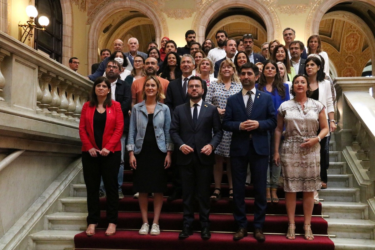 Foto de família després de l'aprovació de la llei pel català.