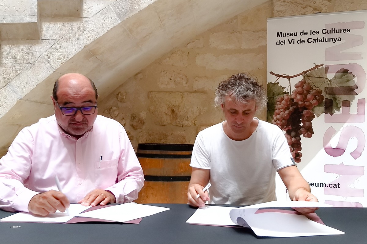 Joan Tarrada i Joan Soler signant el conveni