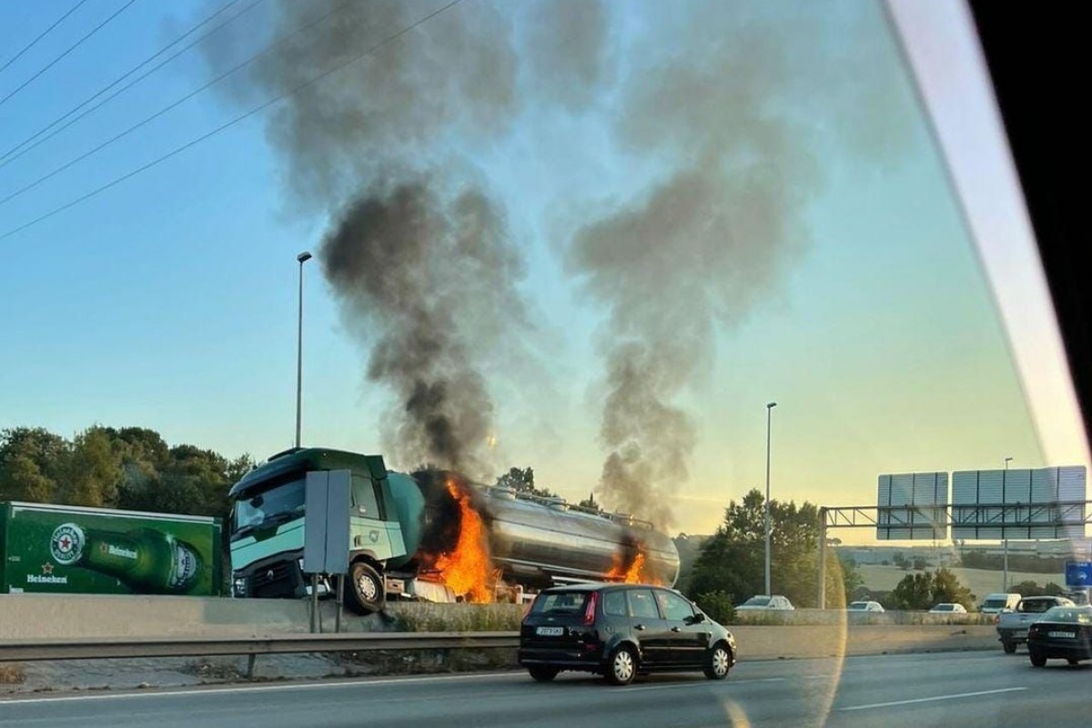 Incendi d'un camió a l'autopista AP-7.
