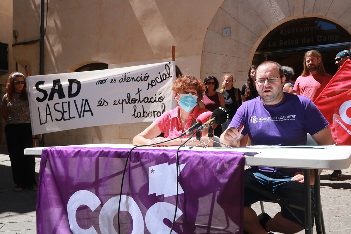 El membre del sindicat COS, Pol Sancho, i la treballadora que ha denunciat la situació laboral a l'Ajuntament de la Selva del Camp, Mercè Dalmases.