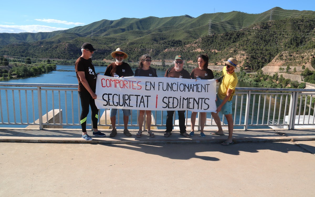 Pla general dels participants a la Marxa dels Sediments amb una pancarta que reclama una millor gestió dels sediments a les preses de l'Ebre, sobre la presa del pantà de Riba-roja. 