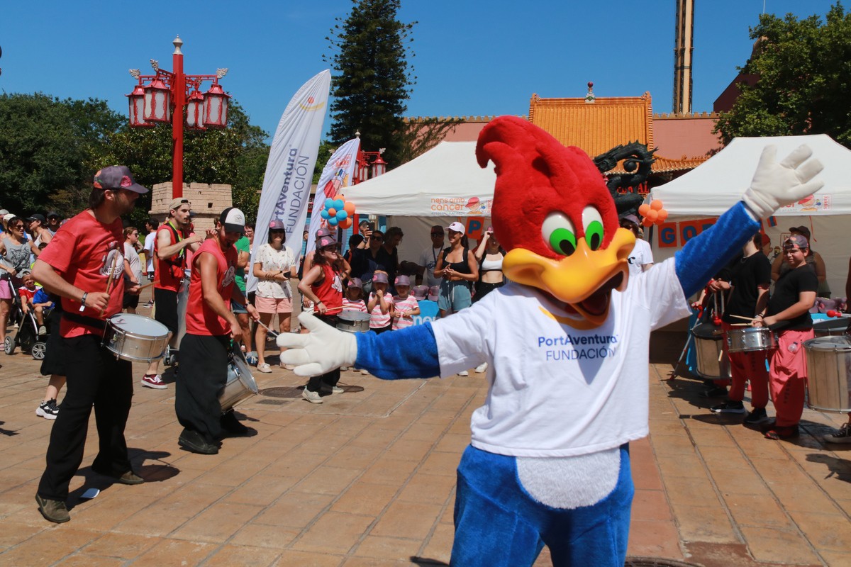 El personatge de Woody Woodpecker de PortAventura s'afegeix a la batucada amb motiu de la festa 'Posa't la gorra!' aquest dissabte