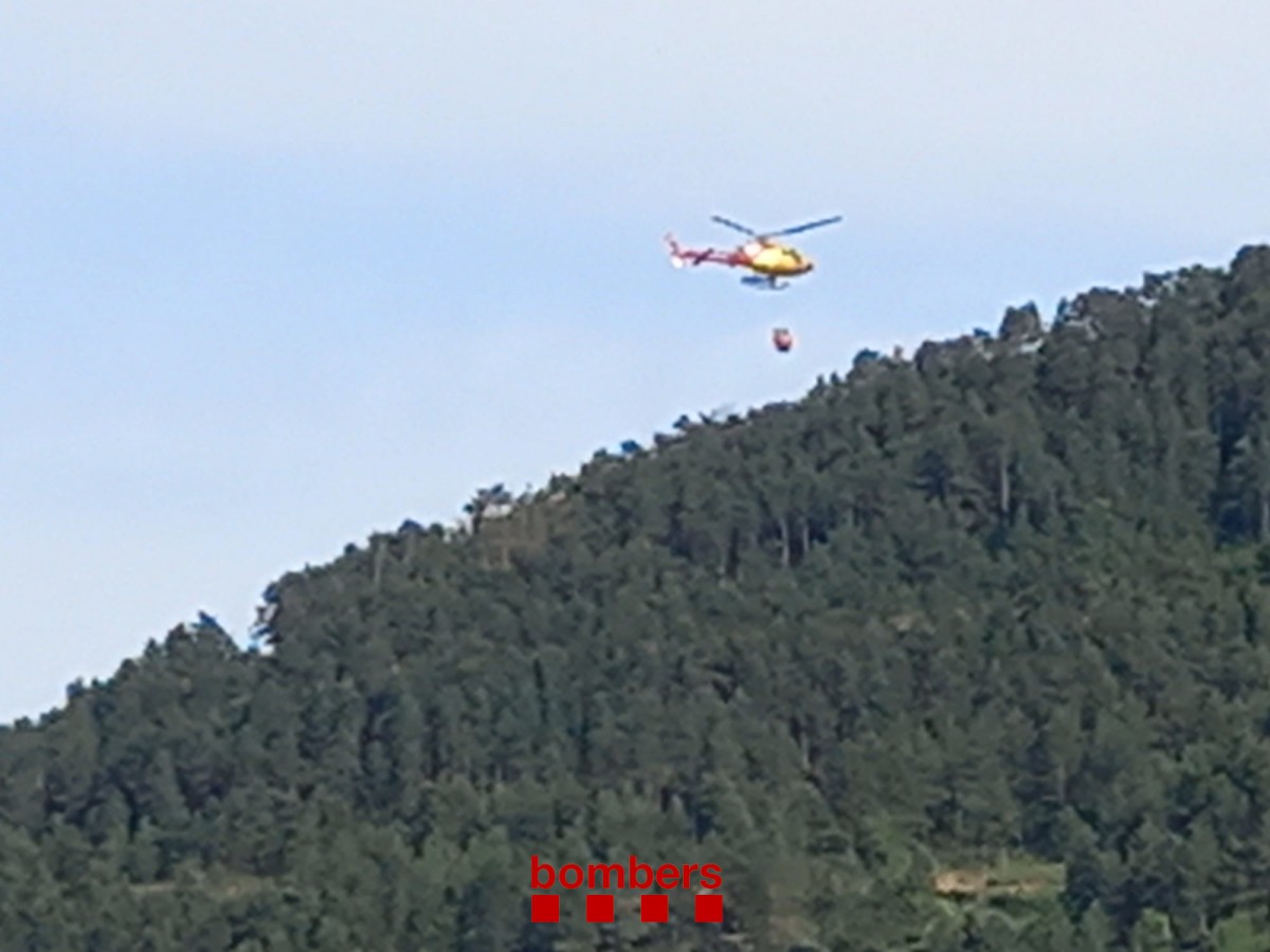 L’helicòpter dels Bombers treballant sobre la zona del foc.