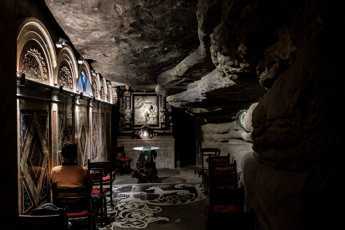 Un visitant reflexiona a la Cova de Sant Ignasi de Manresa