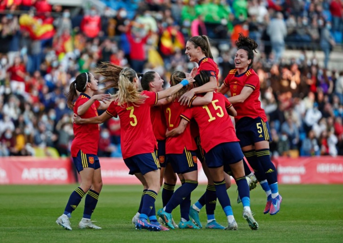 La selecció espanyola femenina de futbol durant un partit amistós