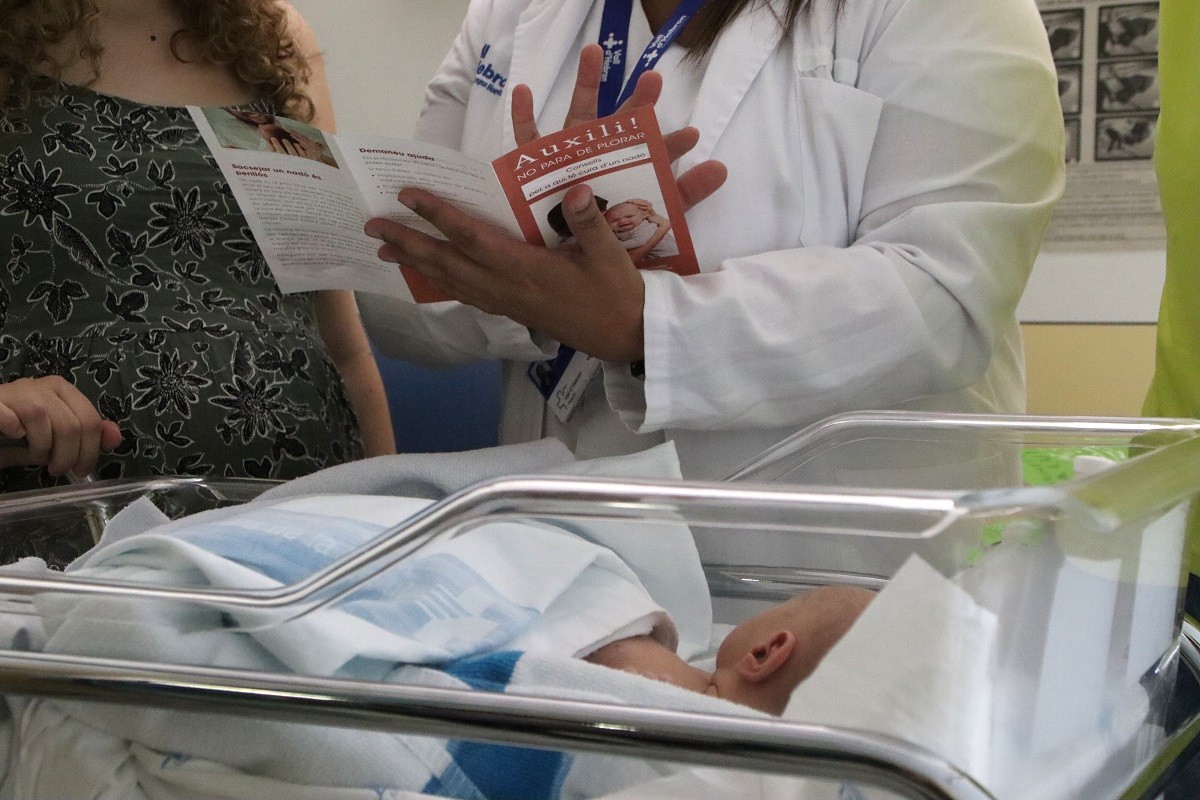Una infermera de Vall d'Hebron explica a uns pares els riscos de sacsejar un nadó