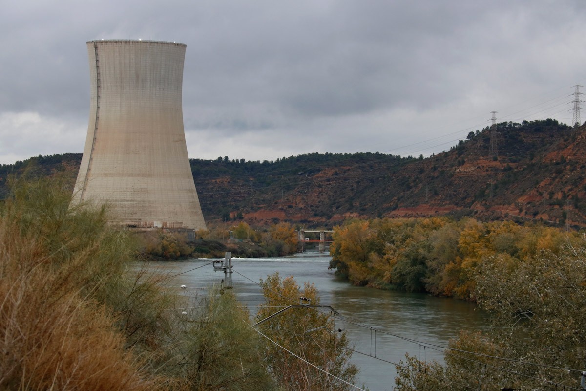 Pla general de la central nuclear d'Ascó, a la Ribera d'Ebre, i de la turbina de vapor arran de riu. Imatge del 25 de novembre del 2021. 