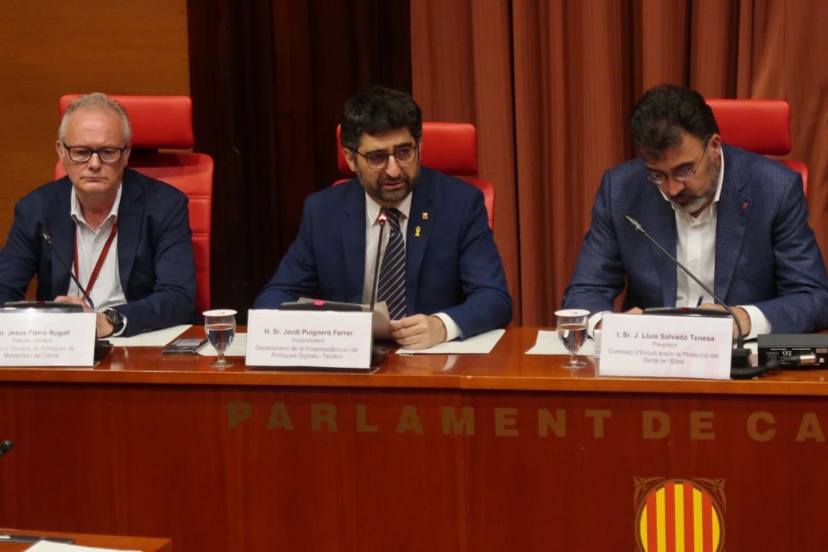 El vicepresident de la Generalitat, Jordi Puigneró, al centre, i el director general de Polítiques de Muntanya i del Litoral, Jesús Fierro, a l'esquerra, compareixent a la Comissió d'estudi sobre la protecció del delta de l'Ebre al Parlament  
