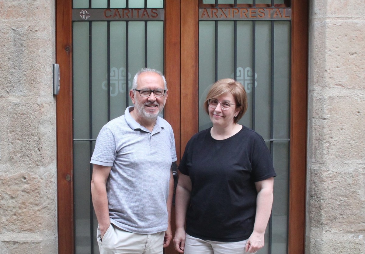 El president sortint, Ramon Padullés, al costat de la nova presidenta, Montserrat Bajona, a la porta de l'oficina de Càritas Arxiprestal de Solsona Morunys.