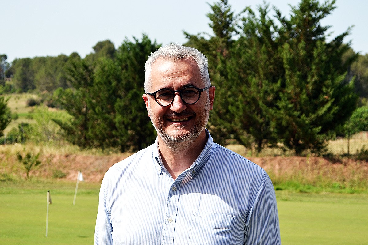 Joan Vila davant del camp de golf d'Oller del Mas
